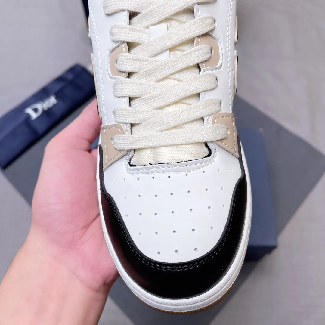 P420 Dior B57 low-top sneakers 2024 spring men's series new product launch [Celebrate][Celebrate][Celebrate], reinterpret the basketball shoe design and become Dior's classic item [strong][strong][strong], carefully crafted in black and cream white smooth cowhide, with beige suede, and the leather CD logo is displayed on the side Zhi, the tongue, sole and back side are decorated with various distinctive details to enhance the style[666][666], while the eyelet details, topstitching and rubber panels highlight the dynamic charm of its athletic style[strong][strong][strong]. It has a two-color rubber sole, which can be matched with various clothing to create a refined look. Size: 38 to 45 No. 067